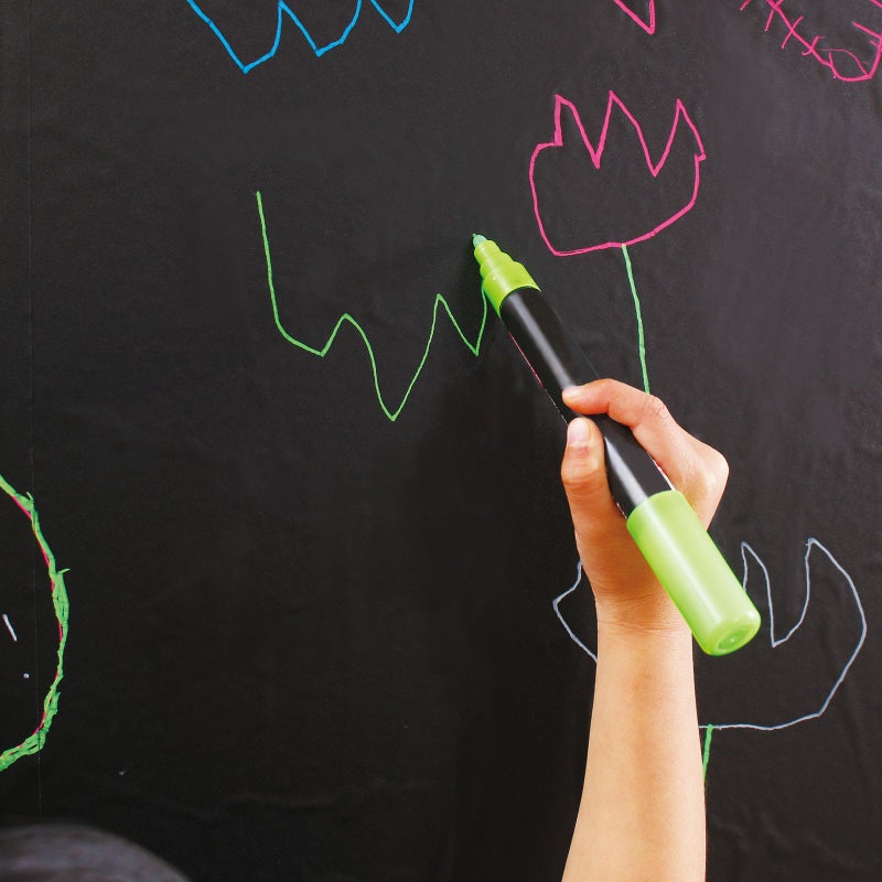 壁一面がお子様のキャンバスに