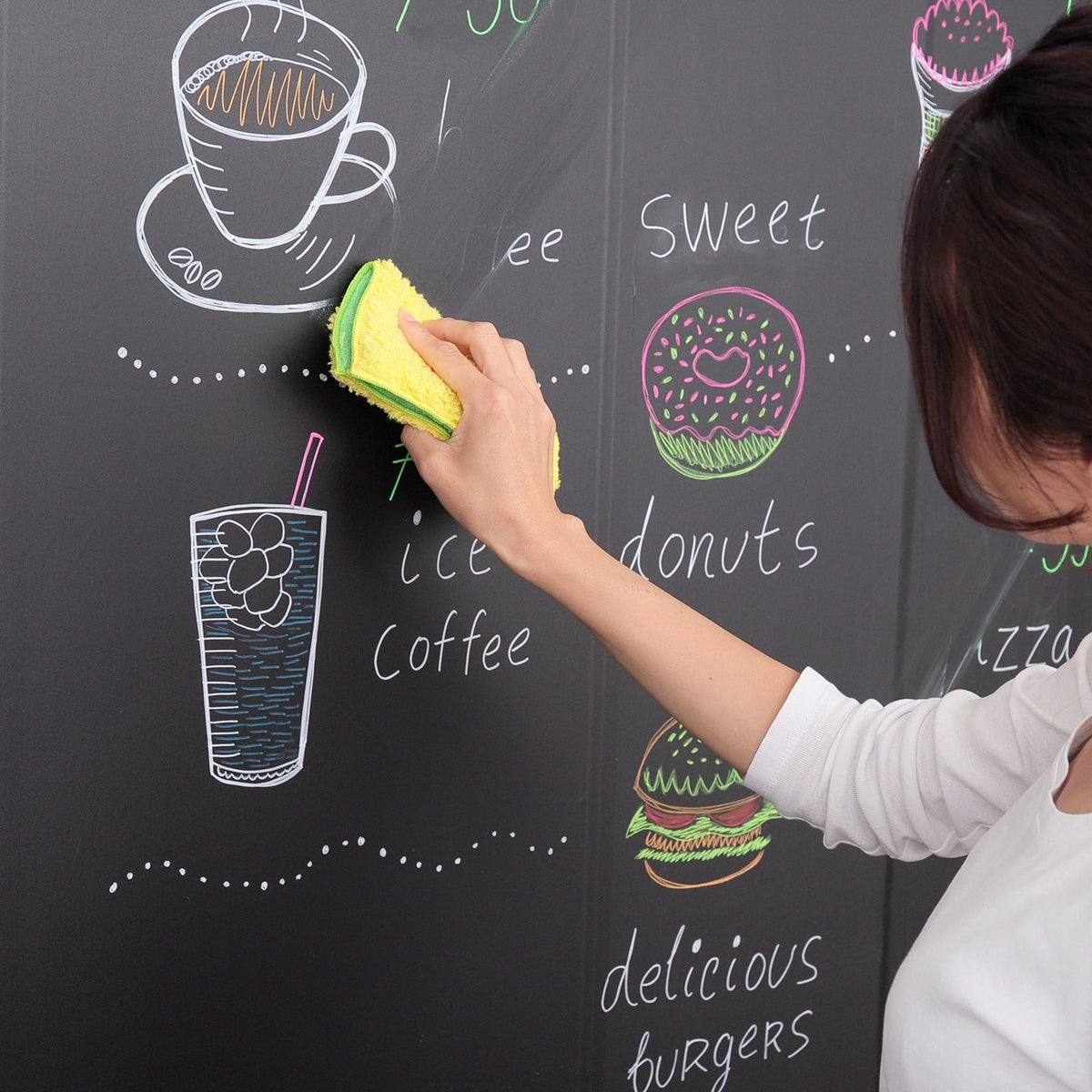 黒板用のイレイサーやウェットティッシュなどでやさしく拭き取って何度も書き直しができます。