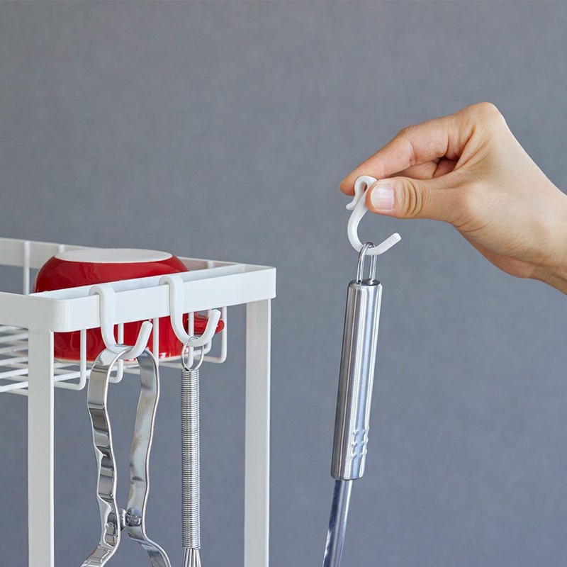 調理道具や小物を吊るすのに便利なフック付き